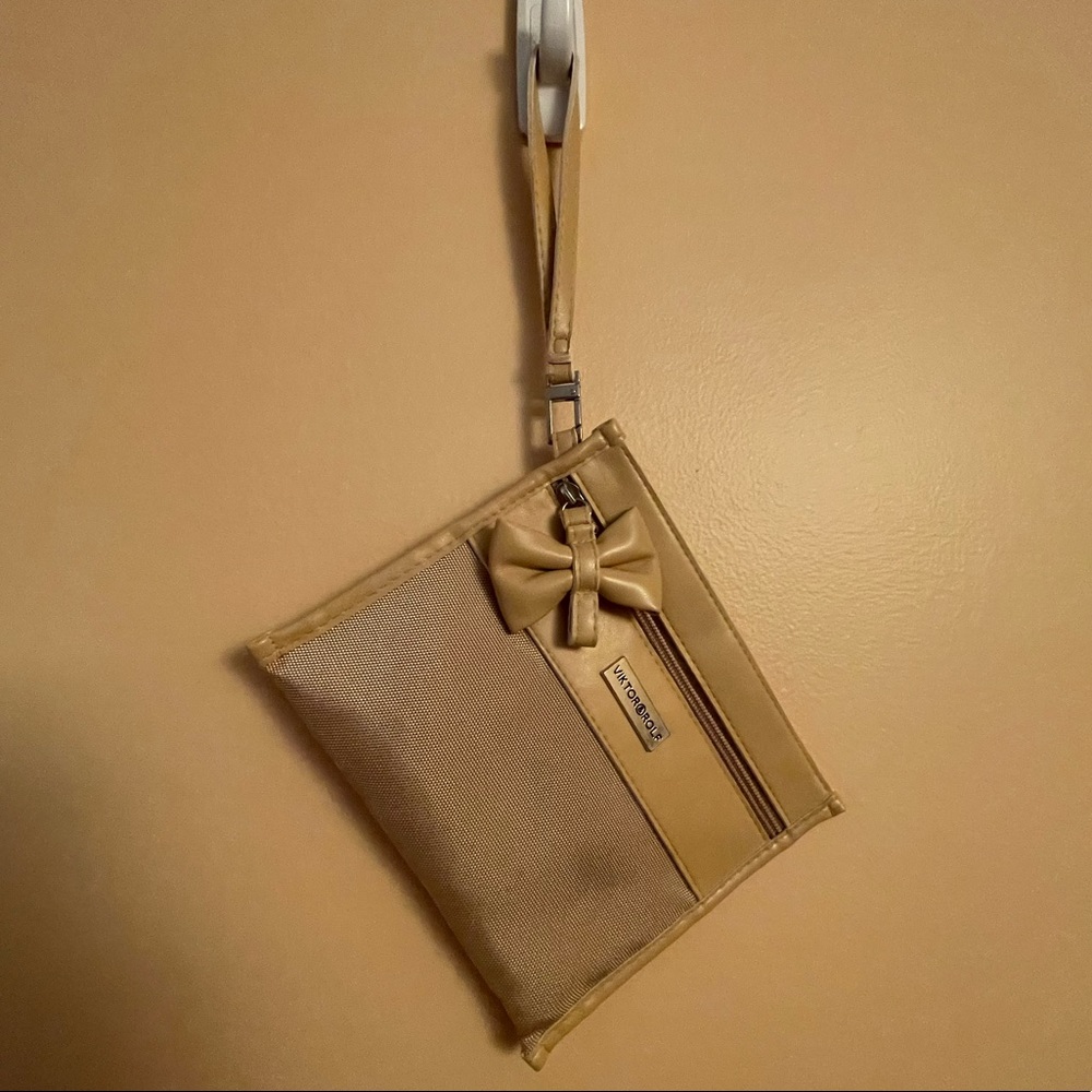 Cream wristlet with bow decoration